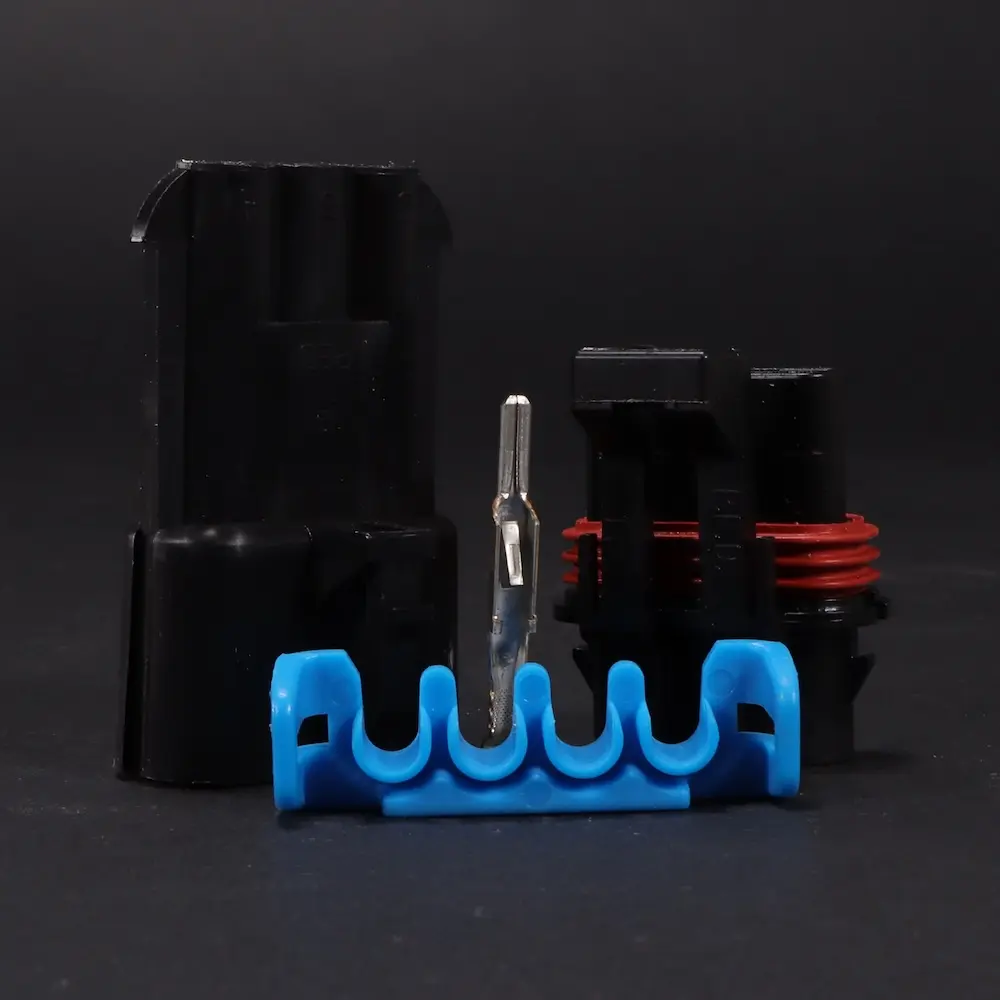 Metri Pack Terminals with four slots shown on a black background; Decorative Image